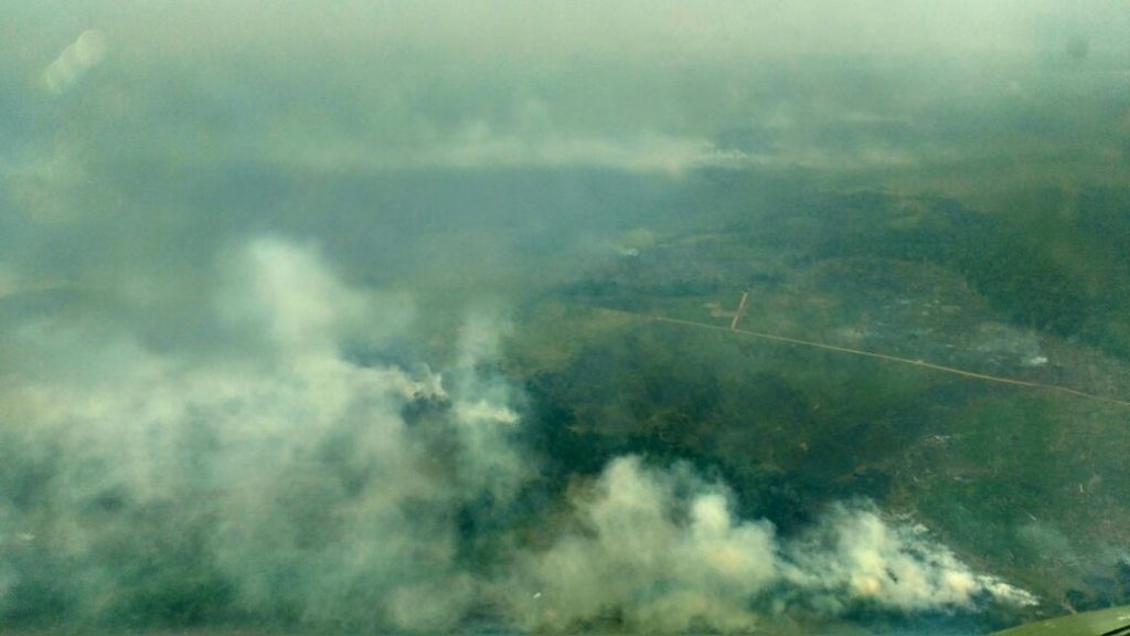 ¿Qué calidad del aire estamos respirando en el Guaviare? Luis Belalcázar, docente la Facultad de ingeniería de la Universidad Nacional, se refirió a la calidad del aire que hoy tenemos, dice que la cantidad de contaminantes radican en las deforestaciones e incendios forestales que se presentan en algunas temporadas del año. Expresa Belalcázar que hay dos formas de medir la calidad del aire, hay equipos de bajo costo y portátiles que se pueden utilizar en suelo; la otra forma es haciendo uso de los satélites que permiten demostrar de donde provienen estos fenómenos. De enero a abril, es la temporada del año donde de presentan el mayor índice de contaminación, en esta época los vientos soplan de sur a norte. Para el caso del Guaviare es la Corporación Autónoma Regional CDA quien debe adquirir equipos de bajo costo para estar monitoreando la calidad del aire en la región.