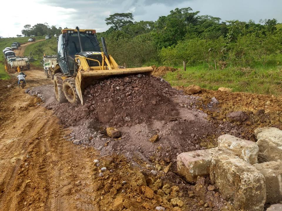 Avanzan trabajos de mantenimiento en la vía San José - Calamar