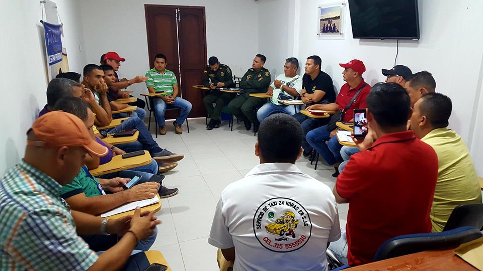 Alcalde de San José y taxistas logran acuerdo para mantenimiento de vías