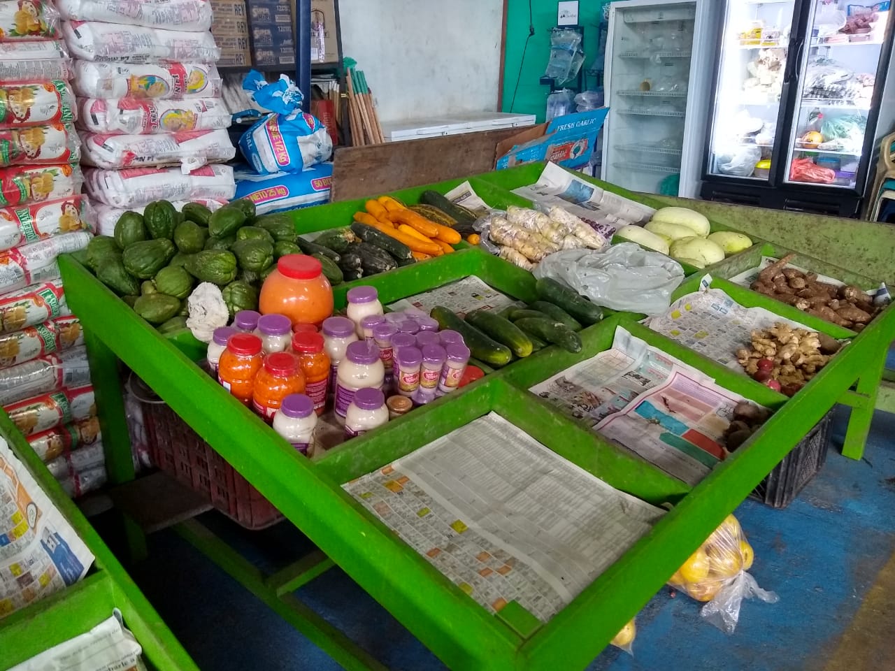 Así permanecen algunos puestos en la plaza campesina