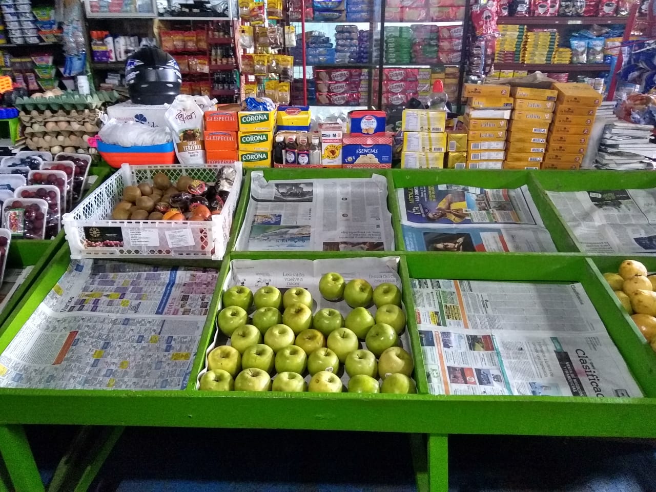 Así permanecen algunos puestos en la plaza campesina
