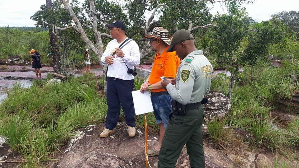 Momentos cuando la Policía de Turismo requiere al representante de la Agencia de Turismo Leotours