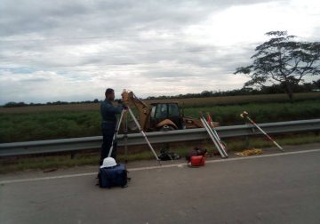 A paso lento avanza terraplén en vía nacional