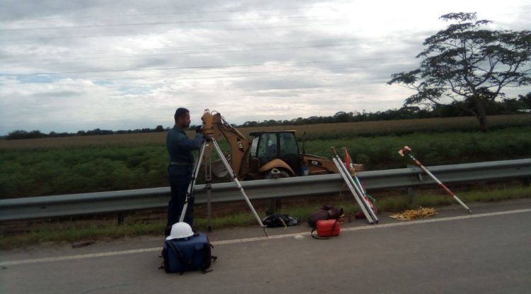 A paso lento avanza terraplén en vía nacional