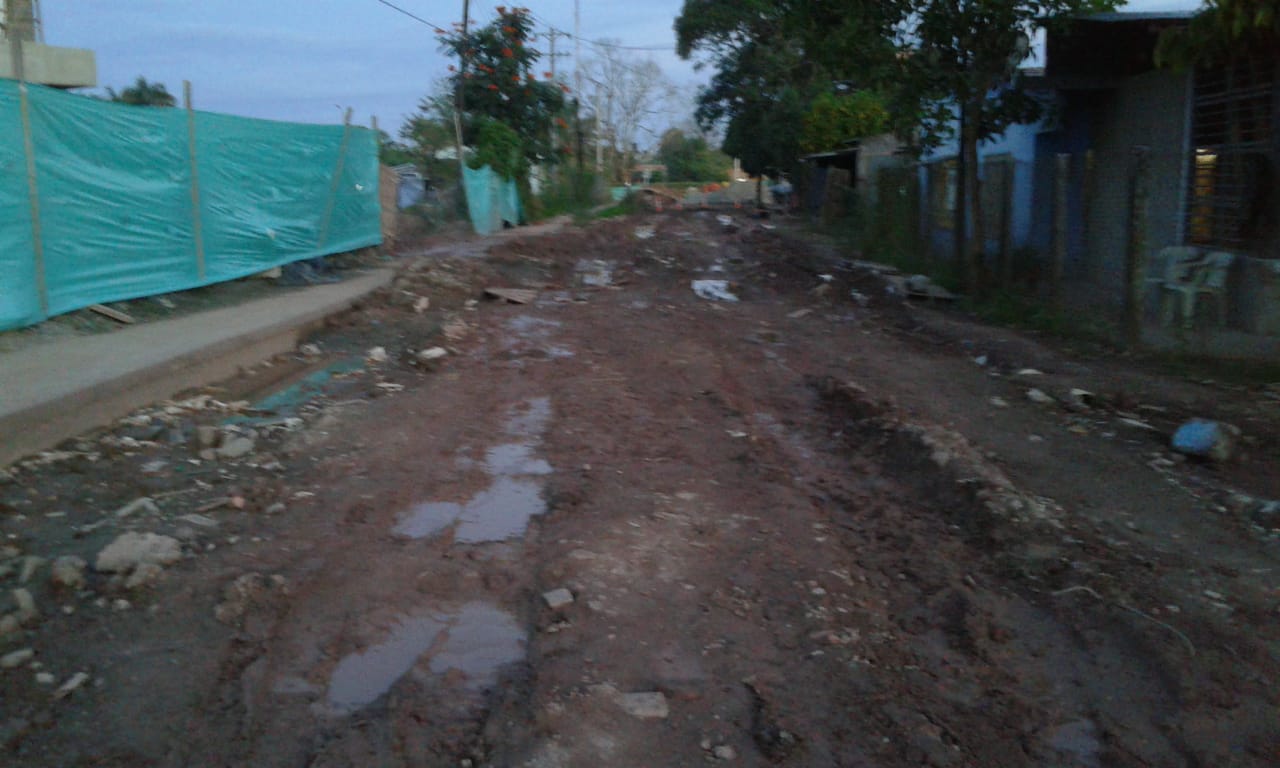 Estado de la vía en el barrio El Modelo. Cerca se está llevando la construcción del Sena Guaviare
