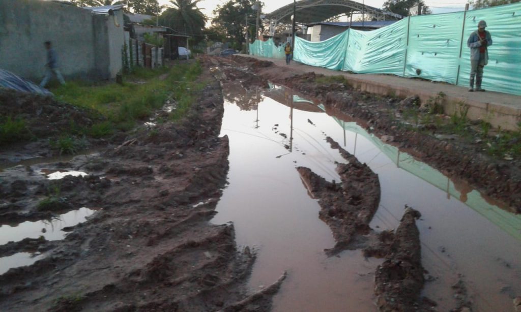 Habitantes del barrio El Modelo realizaron protesta por el mal estado de las vías de acceso a la obra en construcción del Sena