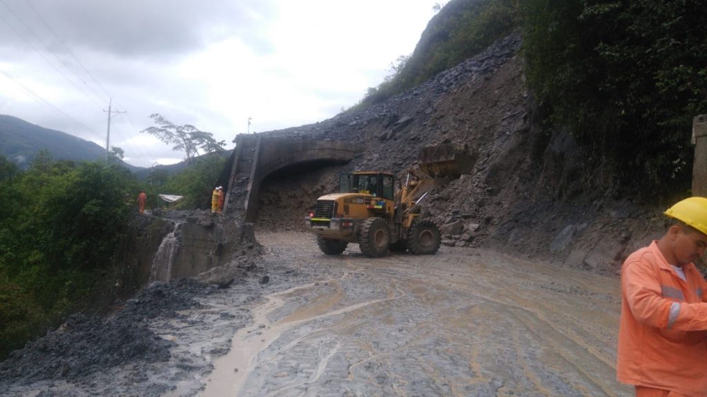 14 horas duran transportadores de carga por vía alterna tras cierre de vía Bogotá -Villavicencio