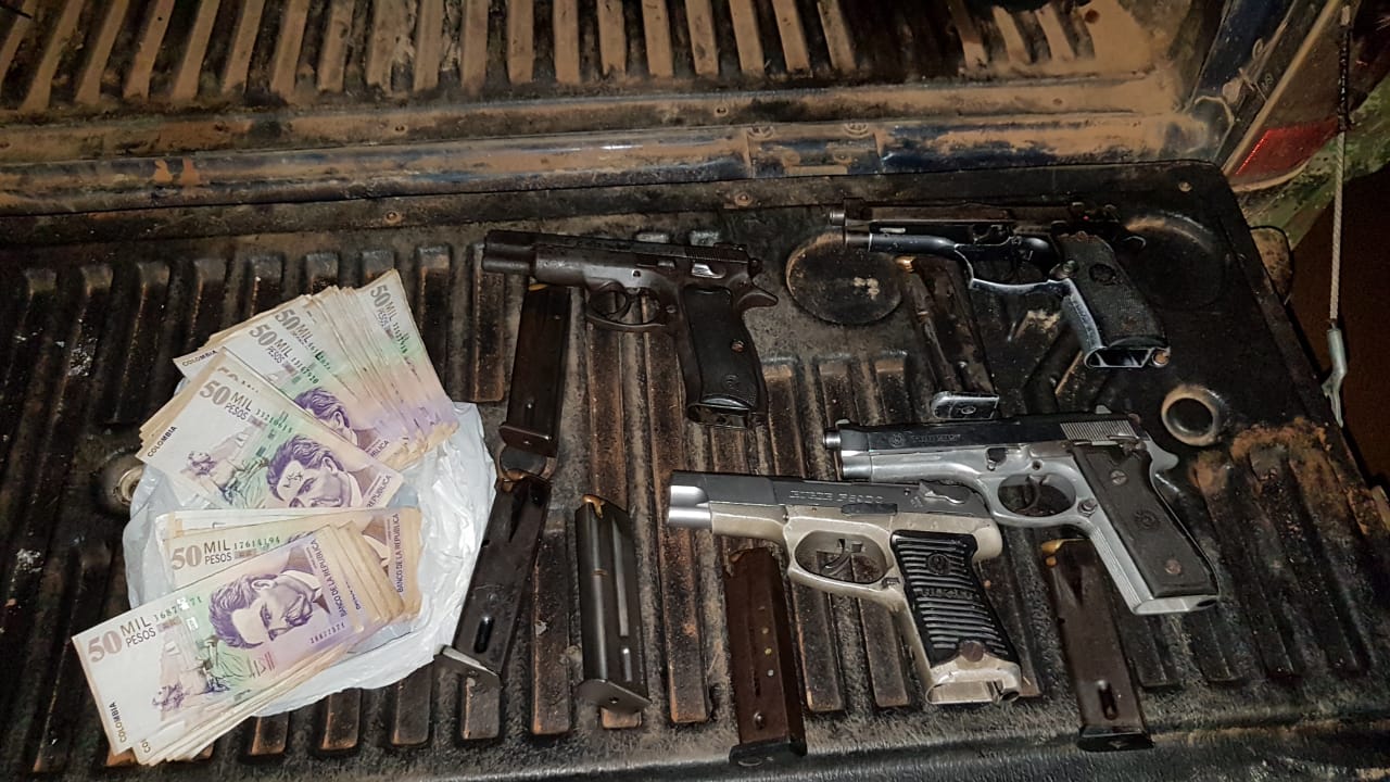 Autoridades incautaron cuatro pistolas 9 mm y dinero en efectivo - Foto/ Foto/ Prensa Vigésima Segunda Brigada de Selva