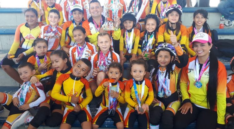 Escuela de patinaje Gacelas ganaron 75 medallas en Granada (Meta)