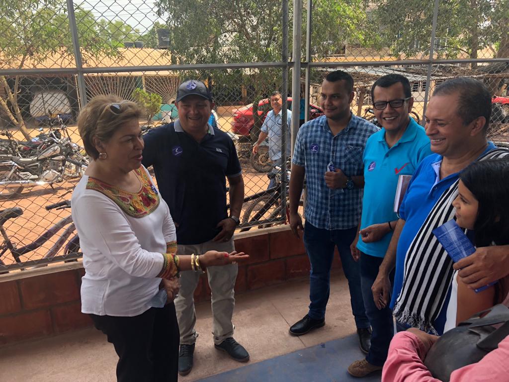 En la foto, la senadora Esperanza Andrade con partidarios del Partido Conservador en el Guaviare.