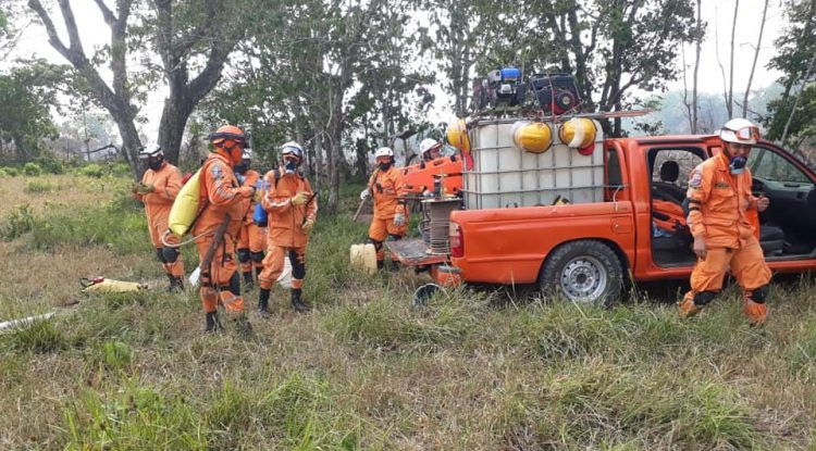 Defensa Civil Colombiana se une para controlar incendios en San José del Guaviare