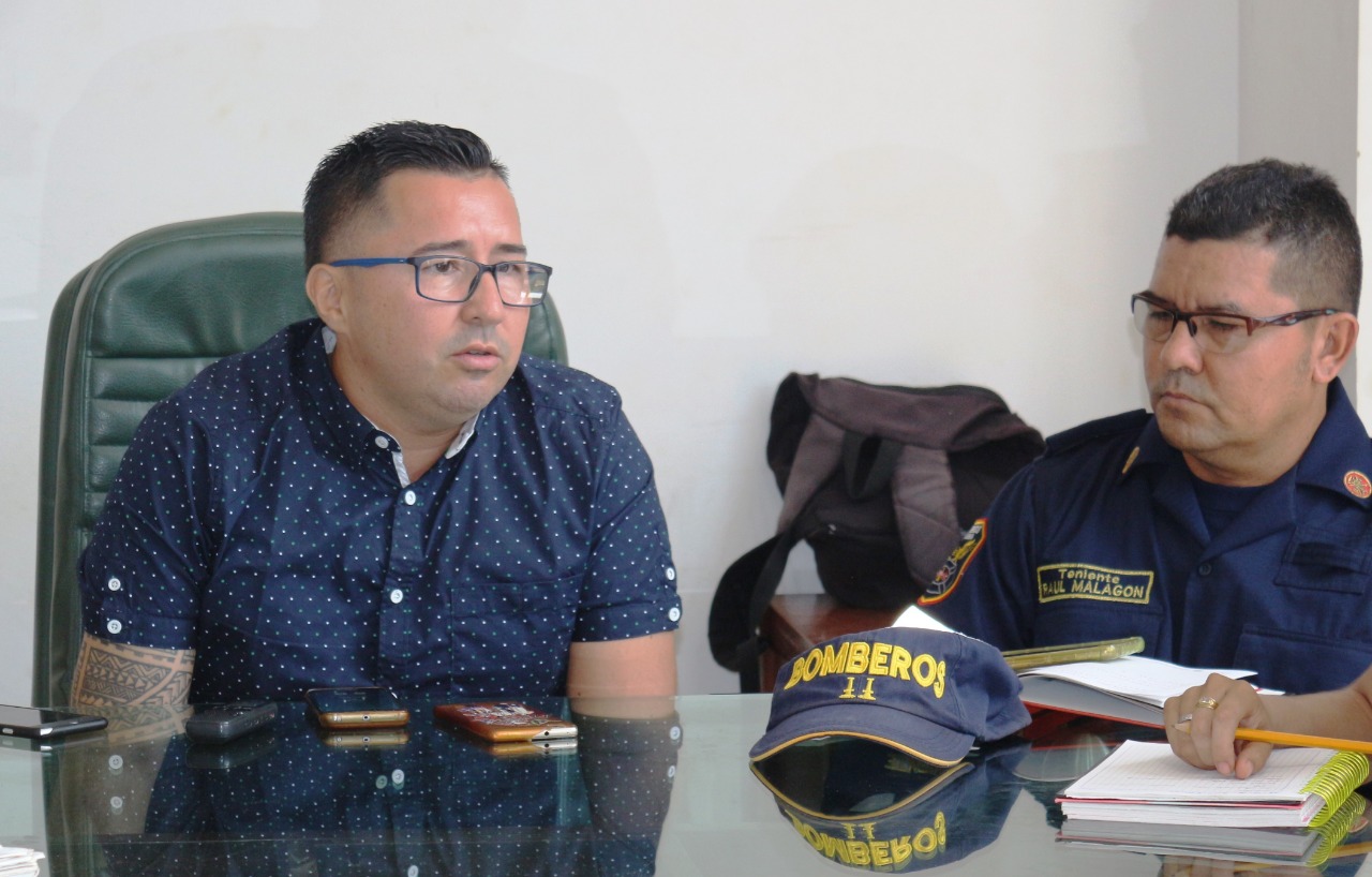 Jairo Alejandro Tovar, alcalde (e) y el Teniente Raúl Malagón del Cuerpo de Bomberos Voluntarios San José del Guaviare. Foto/ Prensa Alcaldía San José