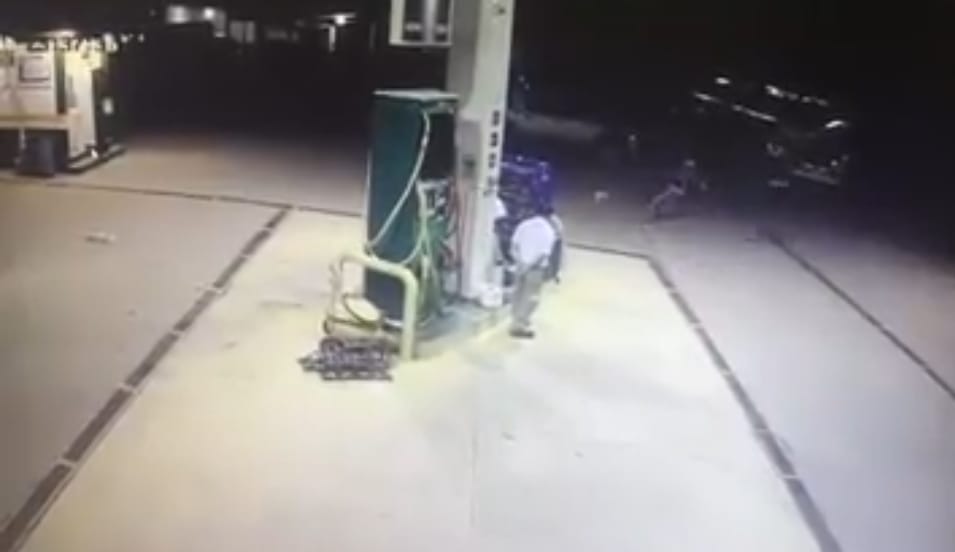 En la noche del sábado dos sujetos con un arma de fuego asaltaron al empleado de una estación de gasolina