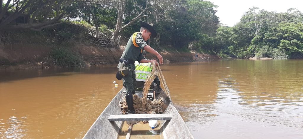 Policía adelanta controles de medidas a mallas de pescar en el río Guaviare