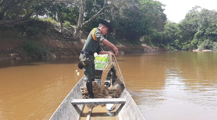 Policía adelanta controles de medidas a mallas de pescar en el río Guaviare