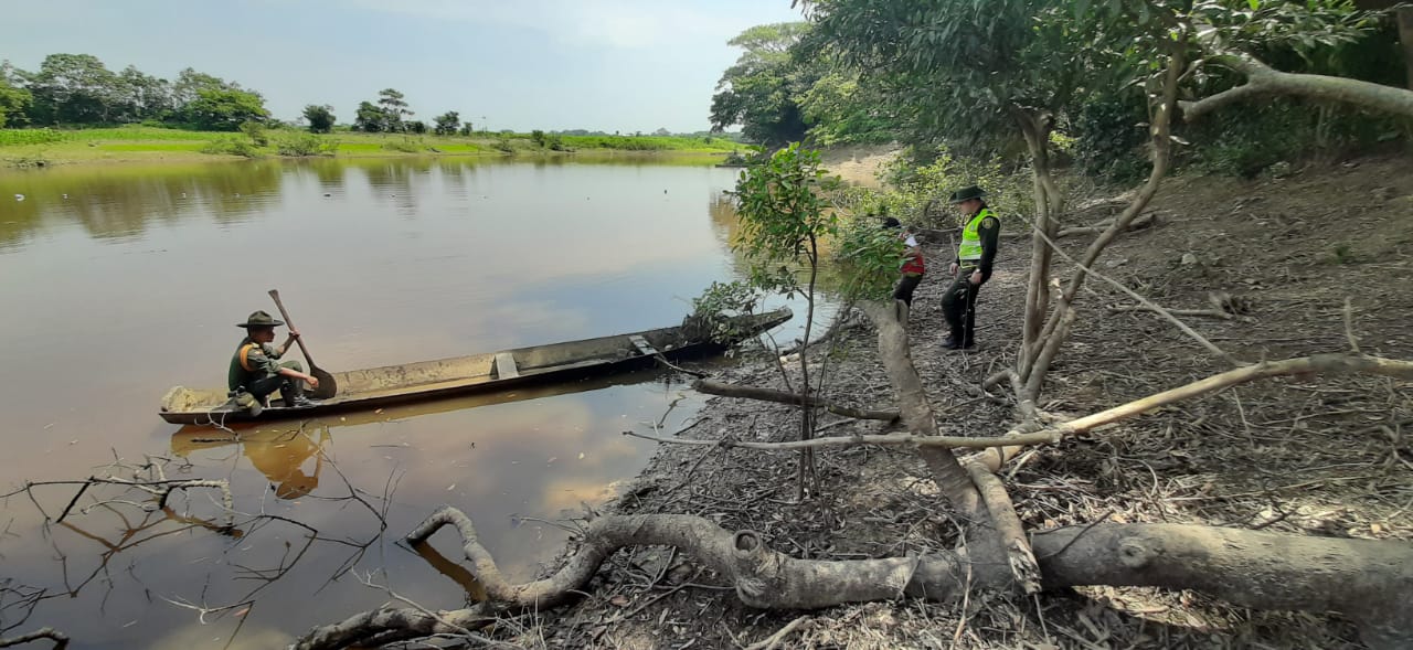 Policía Guaviare en controles de medidas a mallas de pescar - Foto/ Policía Guaviare