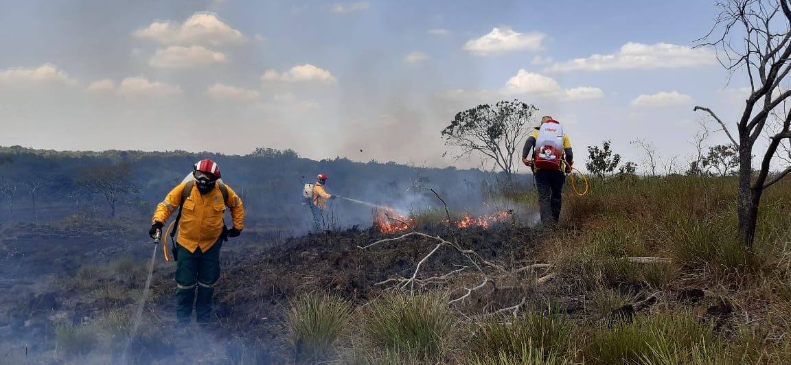 Incendio forestal en el sector de La Recebera, ubicado en la Serranía de La Lindosa. Foto/ Bomberos San José del Guaviare.