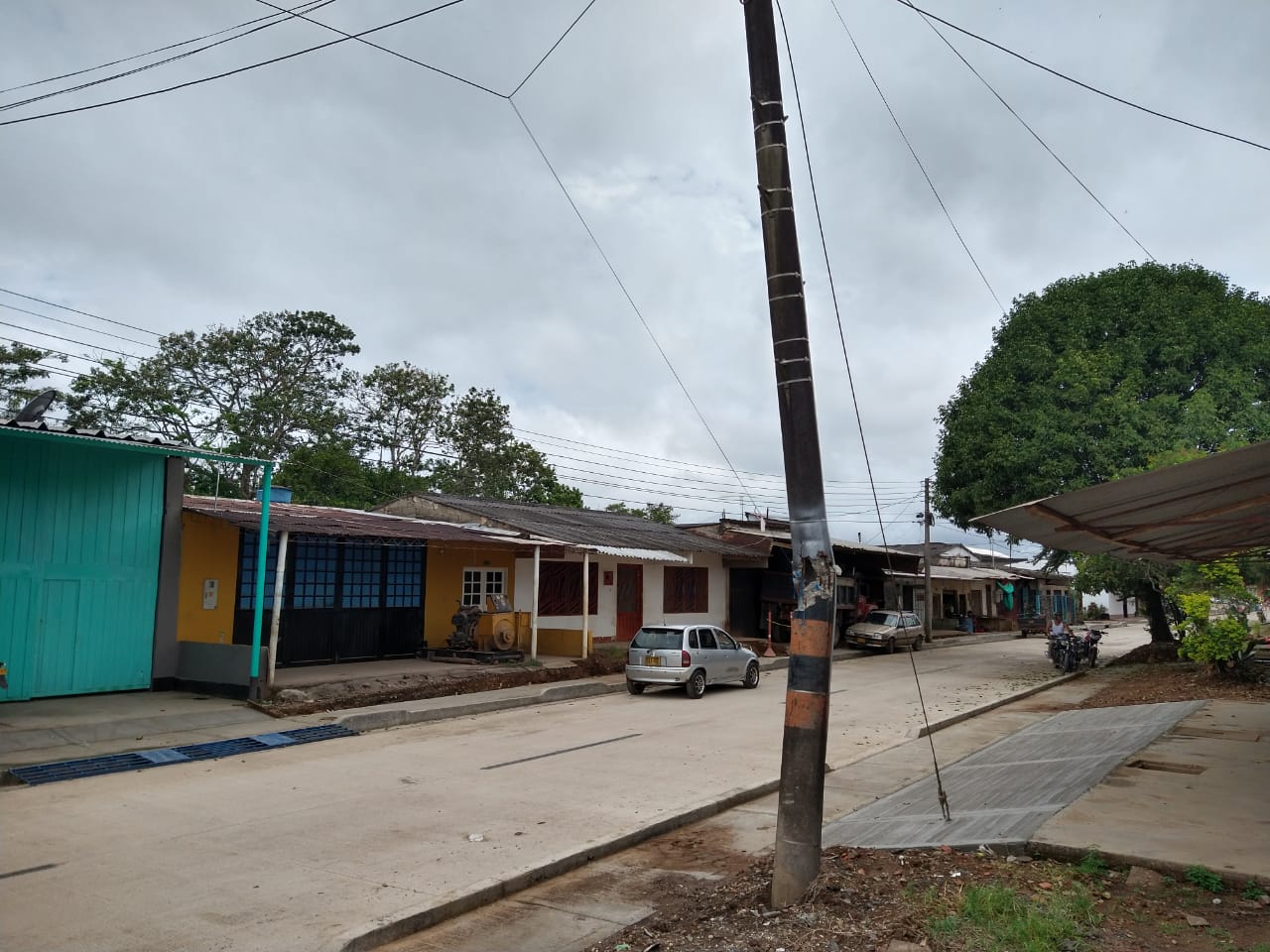 Una habitante del sector dijo, que un camión meses atrás estropeó el poste dejándolo con daños en su estructura y aunque continúe sostenido por los cables, el riesgo de su caída es inminente.