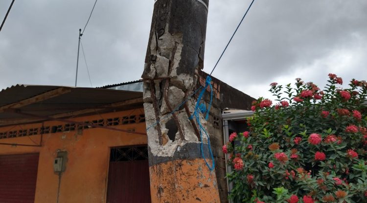 Daño en poste genera riesgo para peatones en barrio de San José del Guaviare