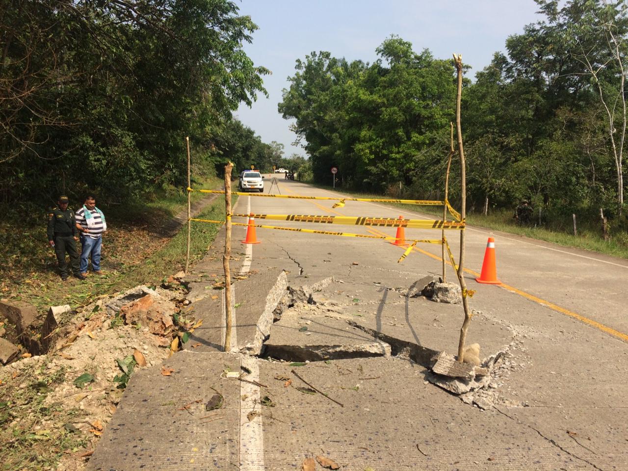 La carga explosiva afectó parte del carril derecho de la vía nacional. Foto/ Prensa Brigada de Selva 22