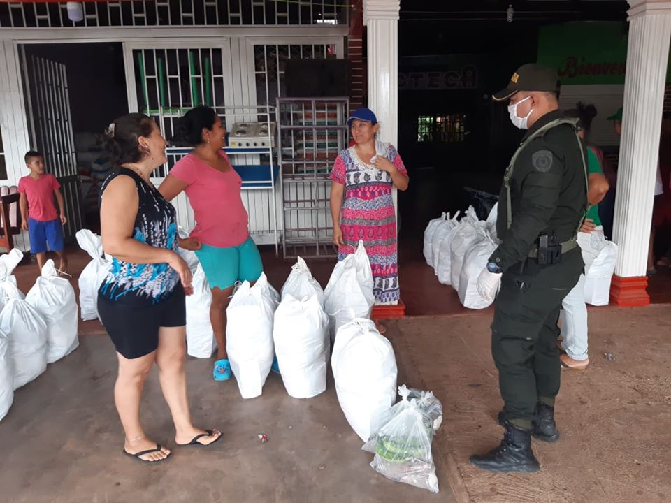 Primeras ayudas alimentarias a familias de Puerto Concordia, (Meta)