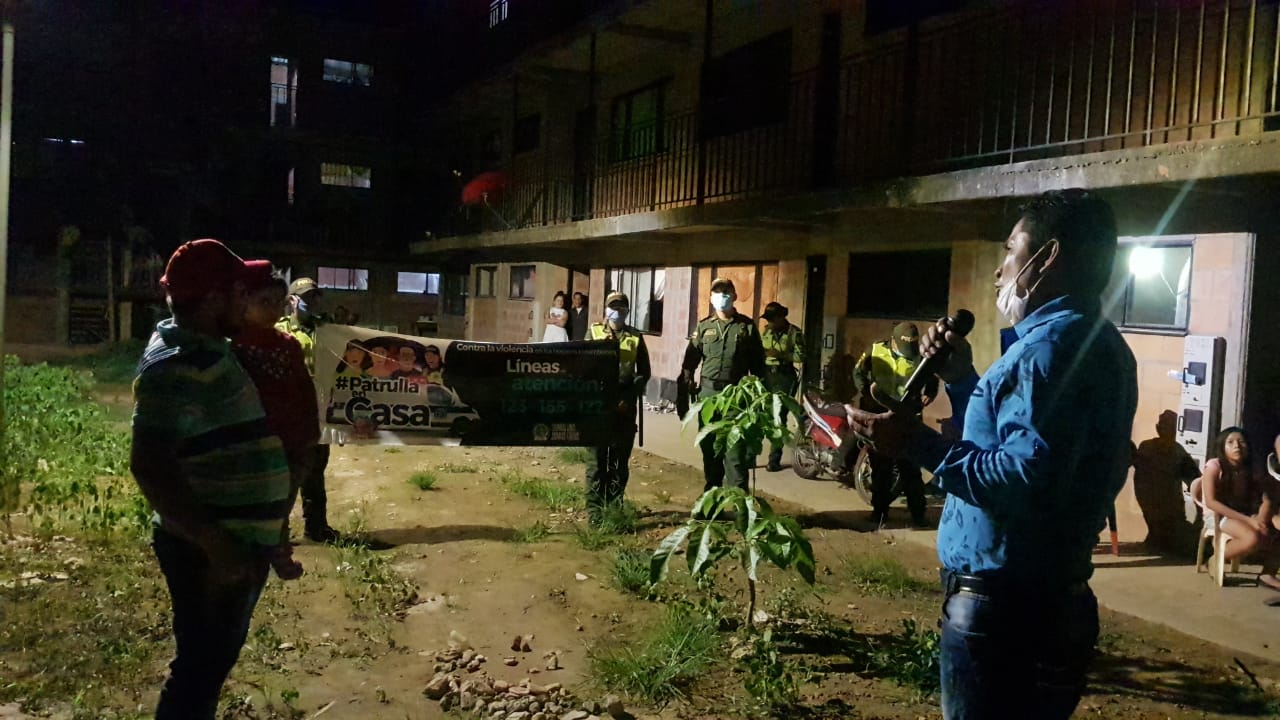 Policía hace conciertos en los barrios de San José del Guaviare durante la cuarentena