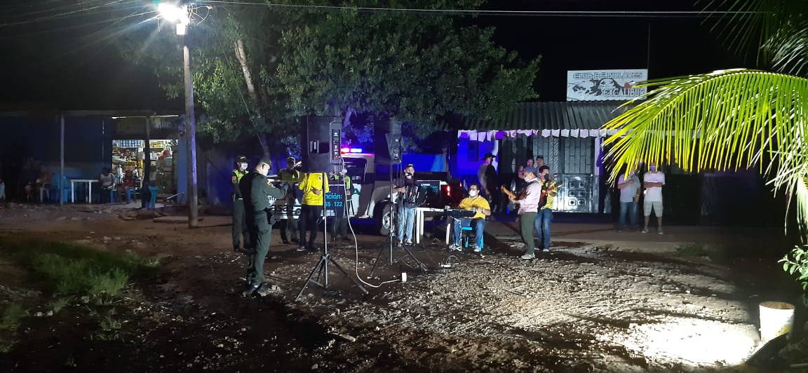 Policía hace conciertos en los barrios de San José del Guaviare durante la cuarentena