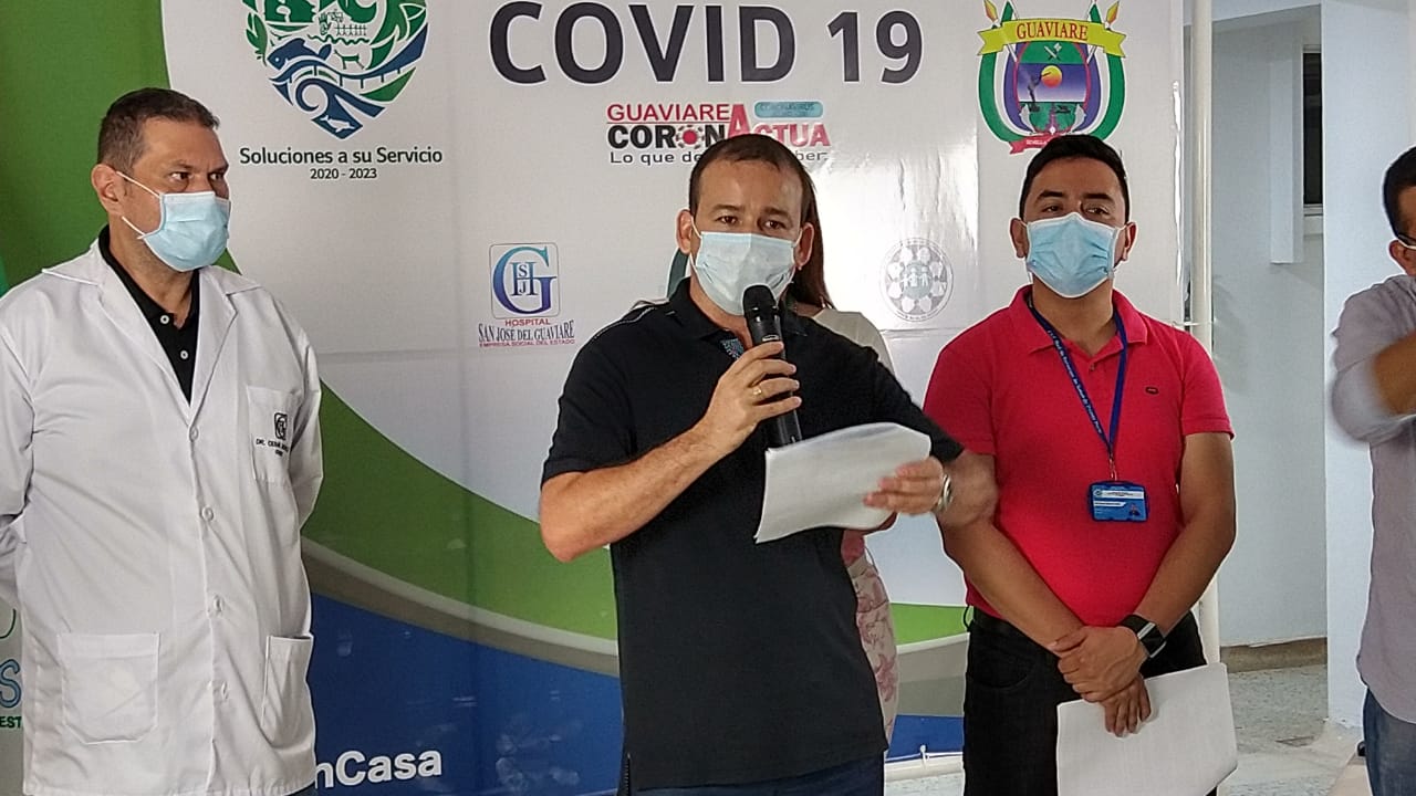 En la foto: Cesar Jaramillo, gerente del Hospital San José del Guaviare; Heyder Palacio (centro), gobernador del Guaviare y Jairo Martínez, gerente de la ESE Red de Servicios Primer Nivel.