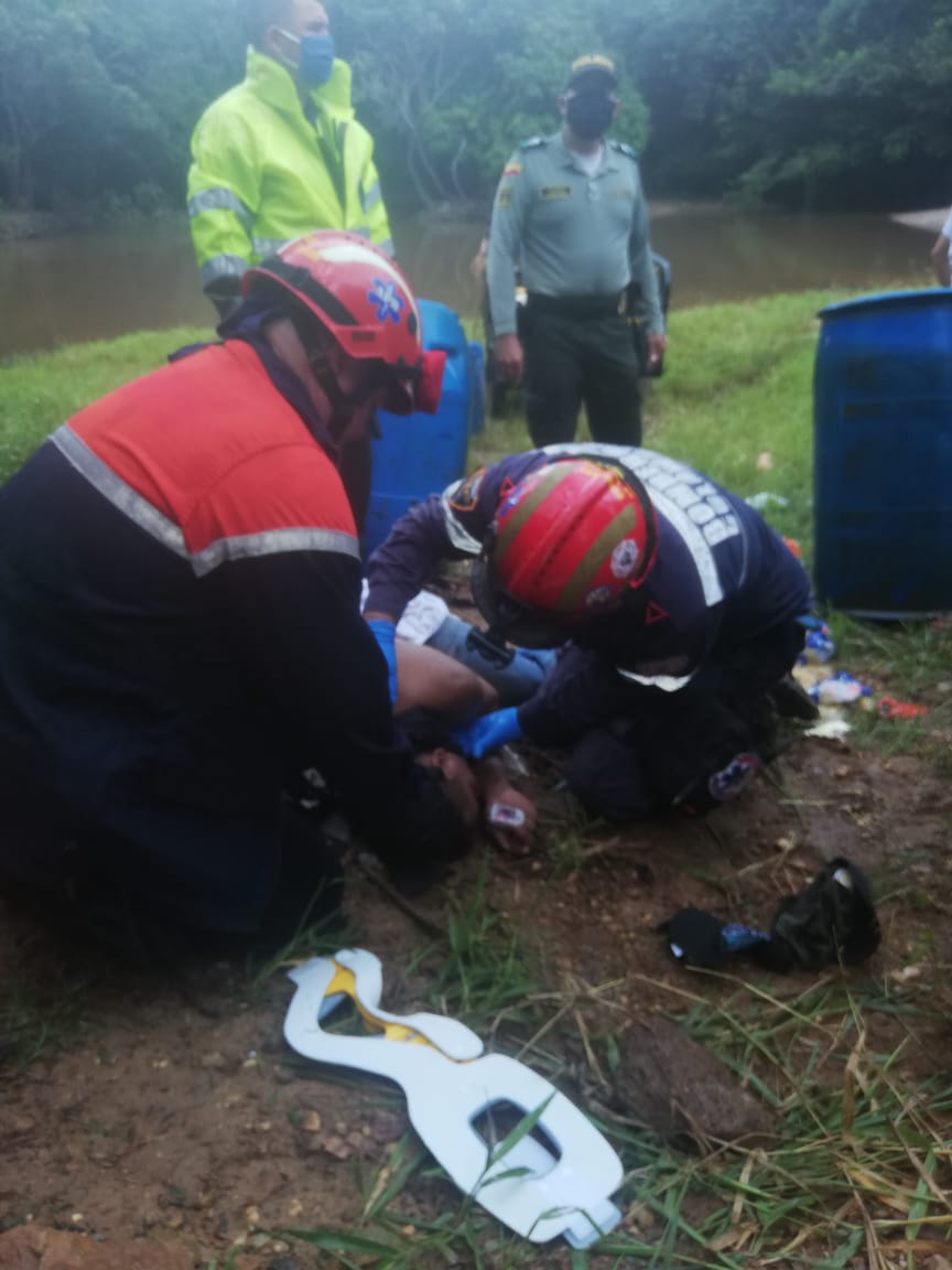 Motocarguero perdió el control y cayó al vacío en el puente Bocas de Aguabonita