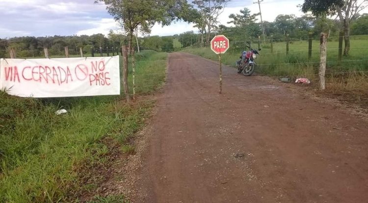 Peaje ilegal en la entrada a la vereda Las Acacias, zona rural de San José del Guaviare.