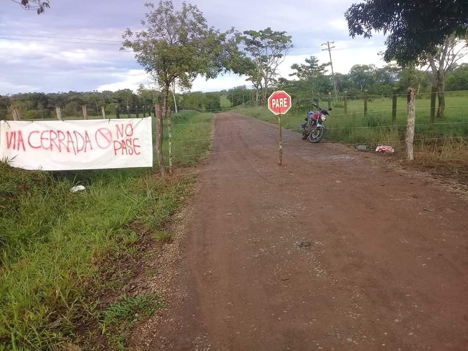 Peaje ilegal en la entrada a la vereda Las Acacias, zona rural de San José del Guaviare.