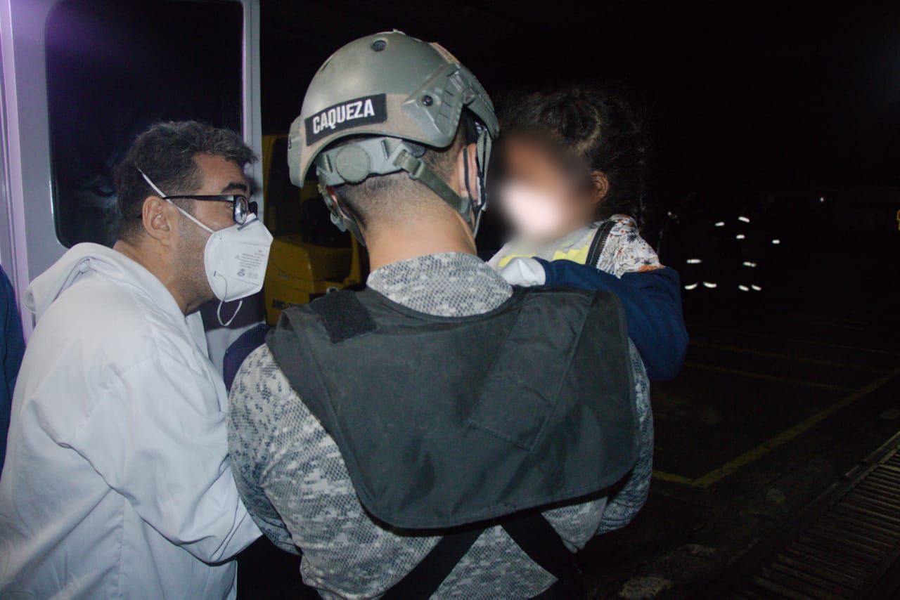 Mujer en embarazo aislada por inundaciones fue evacuada por su Fuerza Aérea