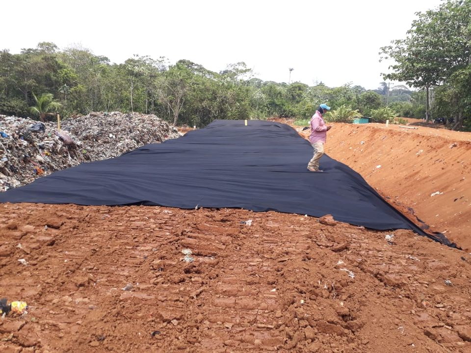 En Calamar, inició la construcción de 3 módulos para la disposición final de residuos