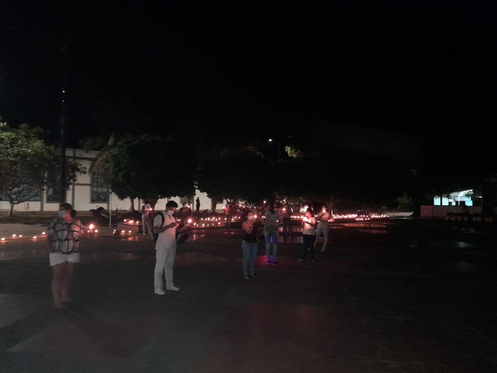 Auxiliares de enfermería del Hospital San José del Guaviare realizaron una velatón en la plazoleta de la Gobernación del Guaviare.