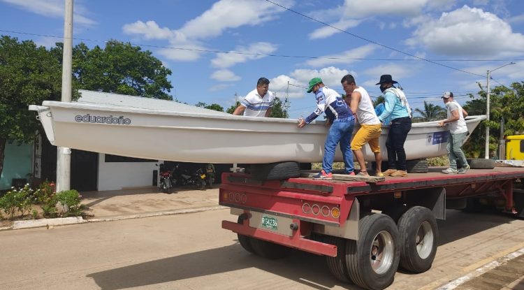 Pescadores de Puerto Concordia, Meta, reciben botes para su trabajo de pesca