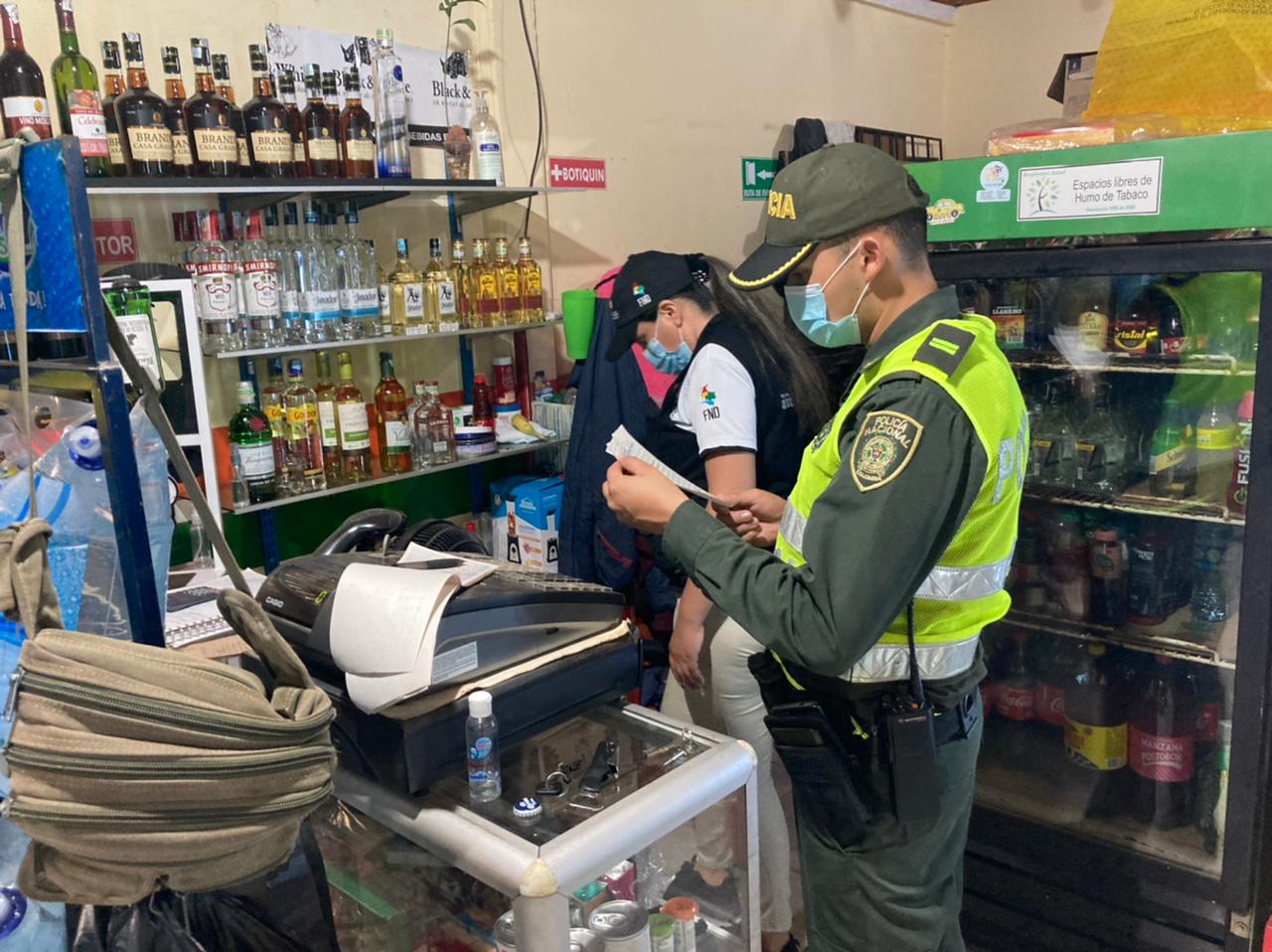 Policía Guaviare y Rentas Departamentales inspeccionan legalidad de licores y cigarrillos