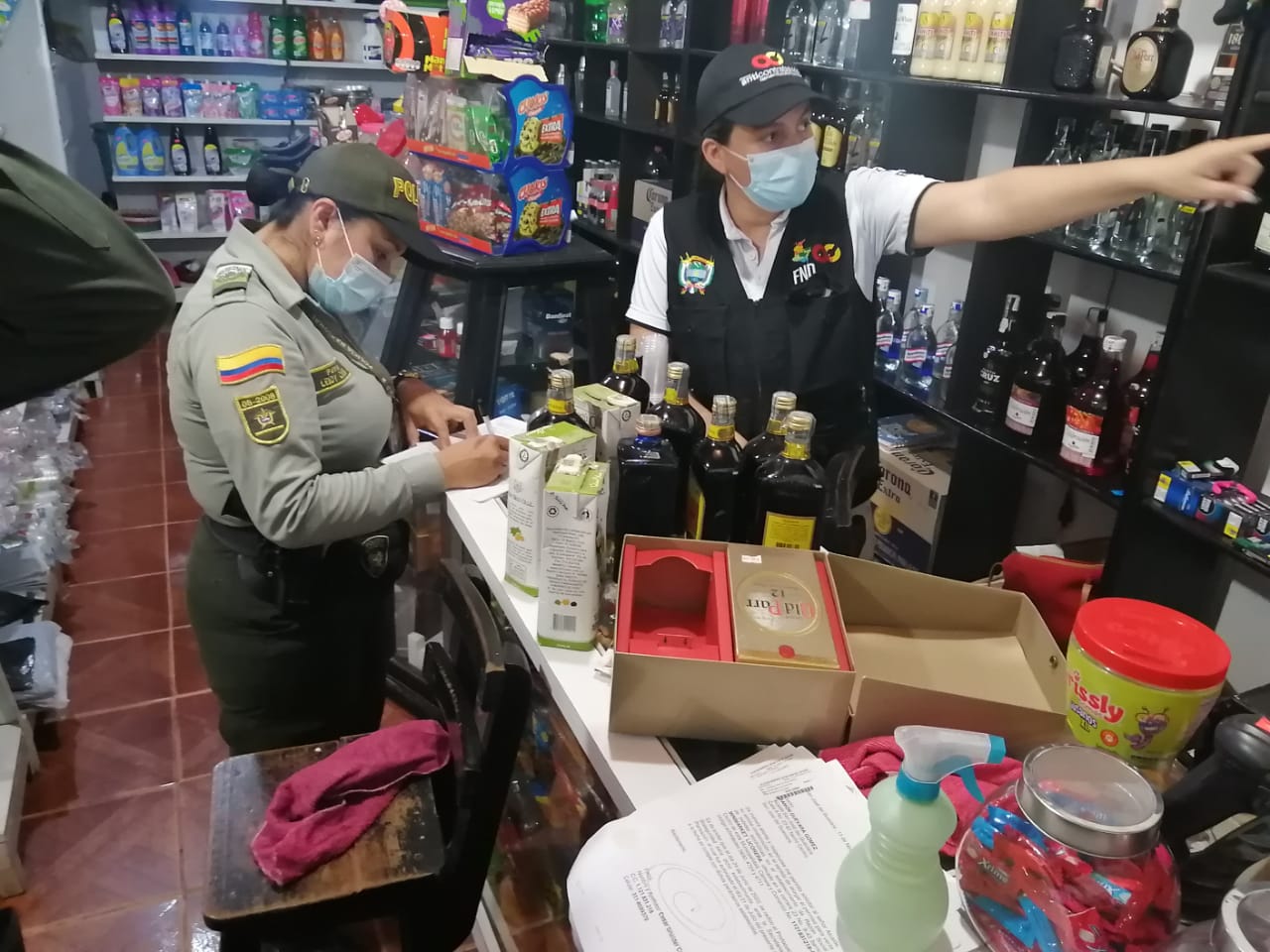 Policía Guaviare y Rentas Departamentales inspeccionan legalidad de licores y cigarrillos