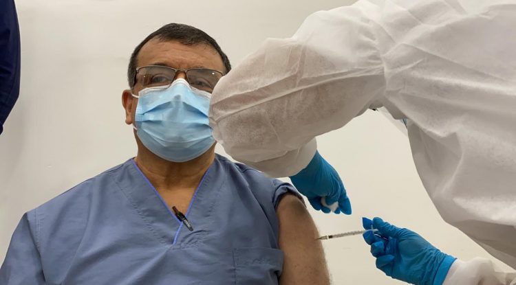 Médico Cirujano, Alfredo Ahcar, primer vacunado en Guaviare