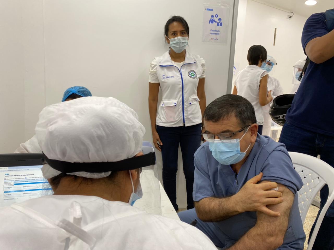 Alfredo Ahcar, médico cirujano, primer vacunado contra el Covid-19 en Guaviare