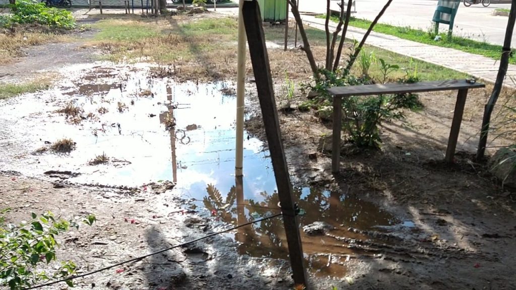 Agua estancada afecta calidad de vida de habitante en Bicentenario Dos