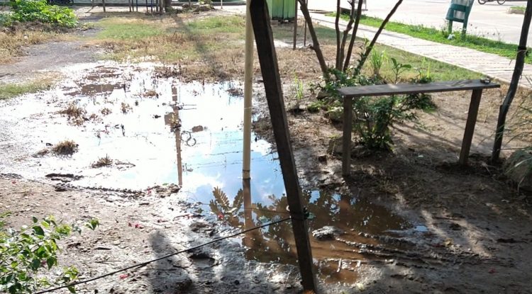 Agua estancada afecta calidad de vida de habitante en Bicentenario Dos