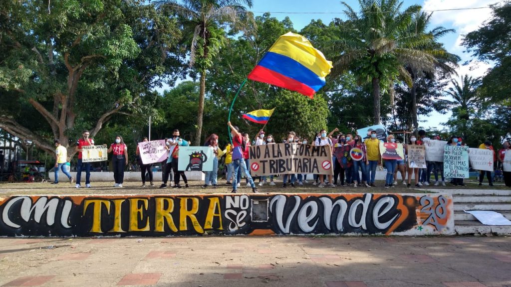 Sindicatos, camioneros y estudiantes marcharon en paro nacional