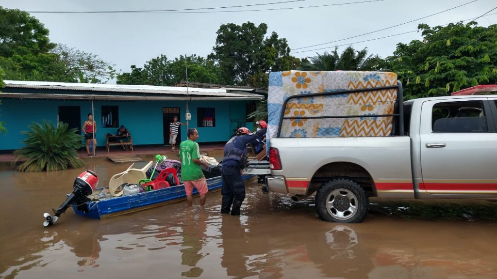 Bomberos evacua familias damnificadas por el invierno en San José del Guaviare