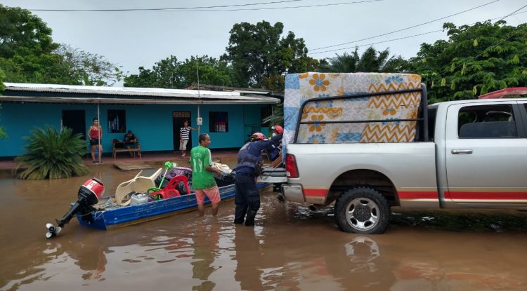 Bomberos evacua familias damnificadas por el invierno en San José del Guaviare