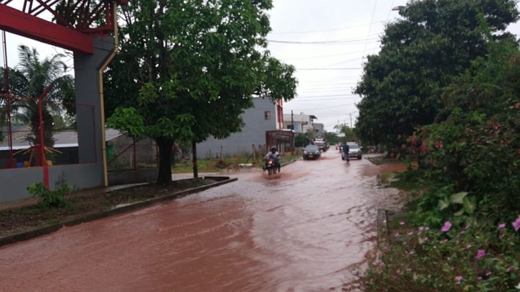 Calle 24 con carrera 19D en San José del Guaviare sin canales de aguas lluvias