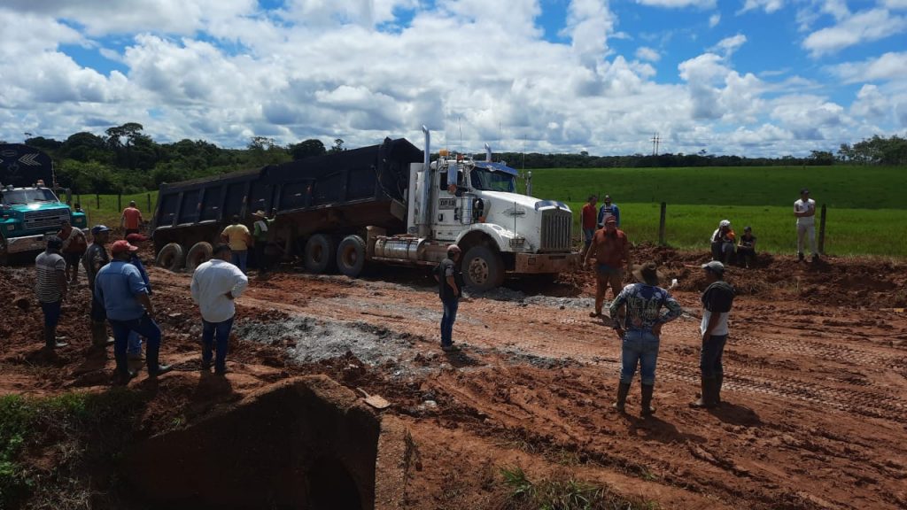 Lluvias afectan vía nacional entre los municipios de Calamar y El Retorno