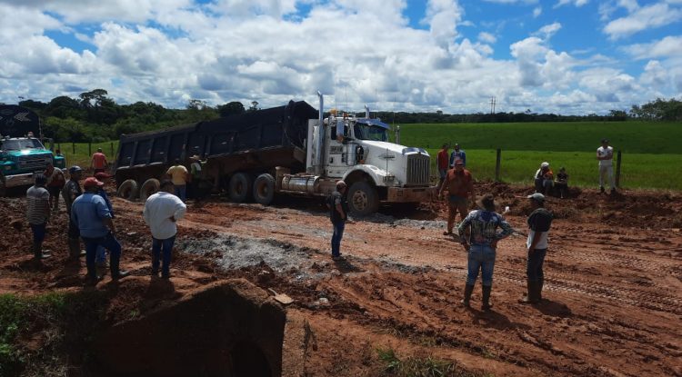 Lluvias afectan vía nacional entre los municipios de Calamar y El Retorno