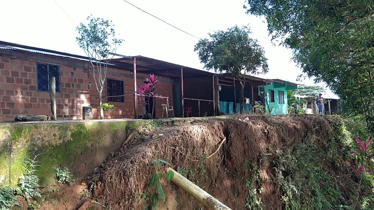 20 casas en riesgo por socavación del río Guaviare