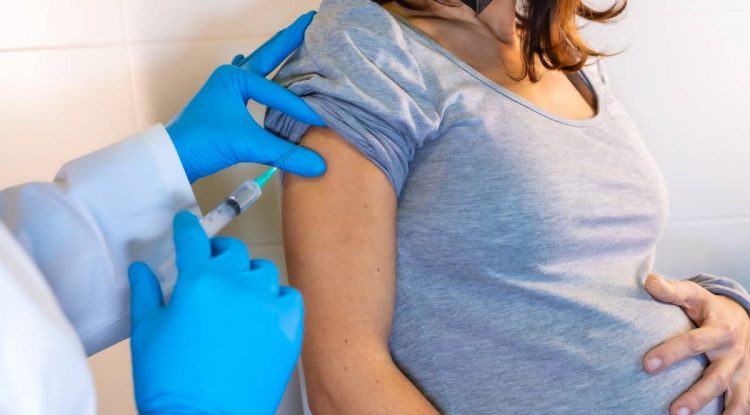 Hoy inicia vacunación contra Covid-19 a mujeres embarazadas