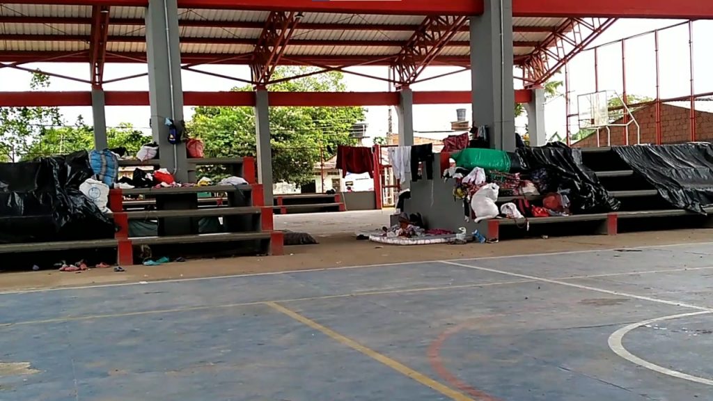 Habitantes piden reubicación de familias indígenas refugiadas en polideportivo La Granja